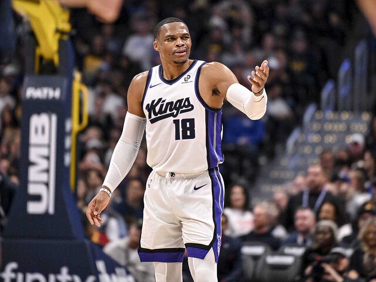 詹姆斯关键篮板抢断助球队逆转（詹姆斯关键抢板抢断助队完成逆转）