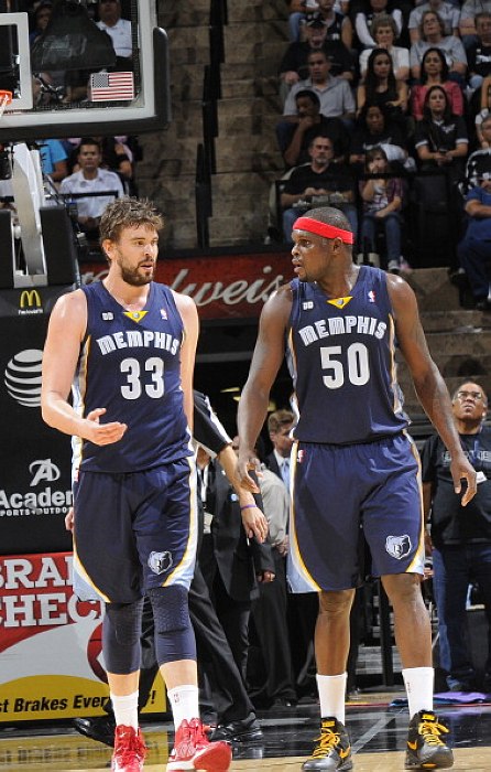 老将不易！普拉姆利篮下对抗受伤 右腹股沟酸痛本场比赛不会回归（老将再遇波折：普拉姆利篮下对抗受伤，右腹股沟酸痛，本场提前退赛）