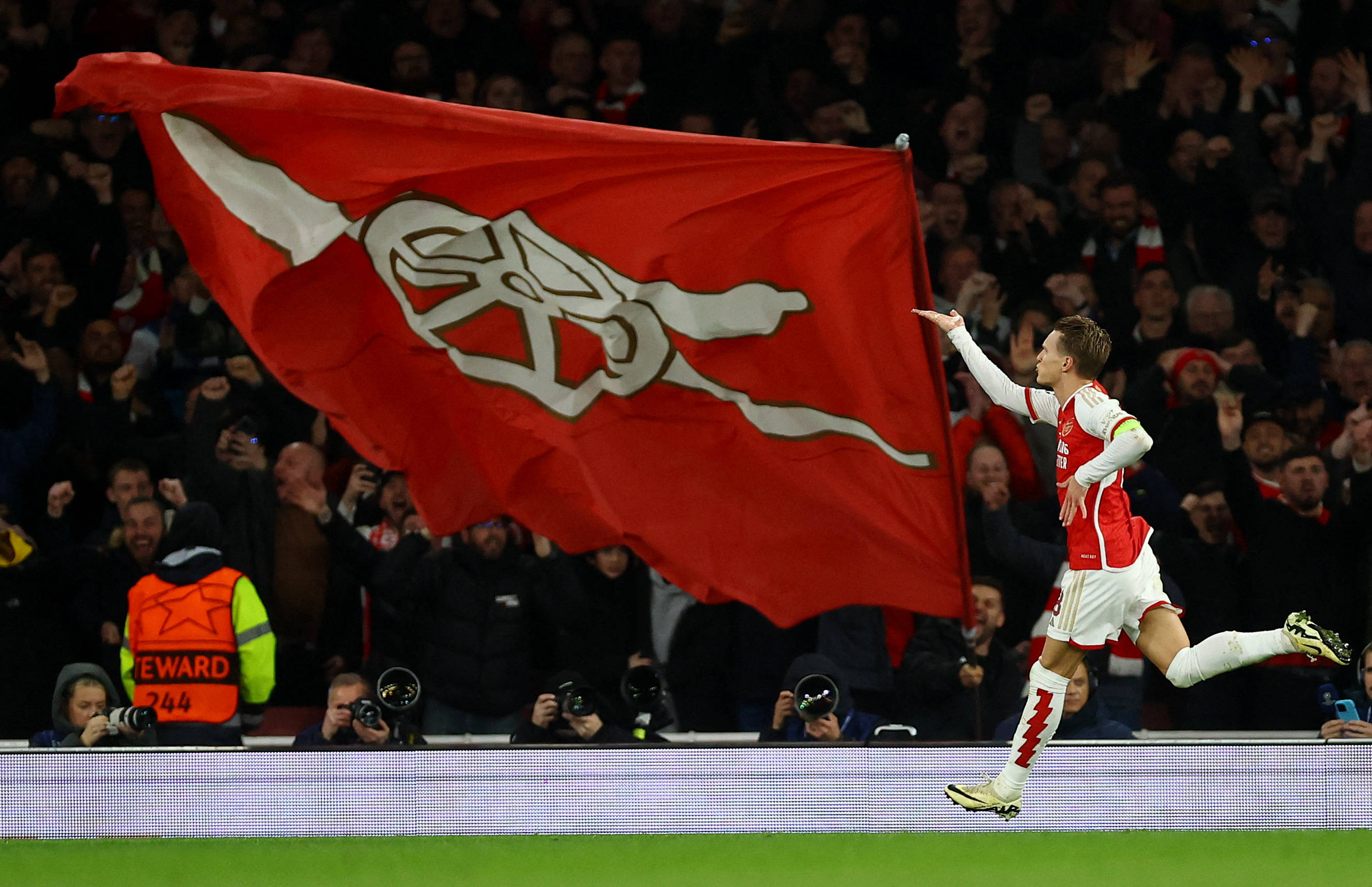 斯卢茨基：这是于汉超生涯最后一场比赛，明年加入申花教练组（斯卢茨基：于汉超完成生涯谢幕战，明年将进入申花教练组）